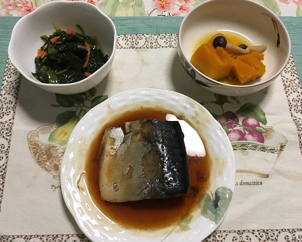 わんまいるの『旬の手作りおかずセット』真さばの煮つけ、ほうれん草と人参のお浸し、かぼちゃとしめじの煮物
